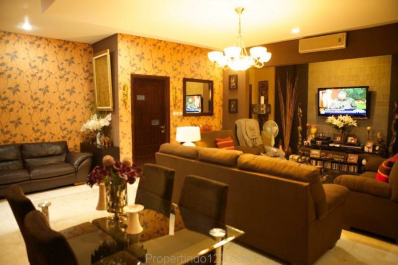 RUMAH DIJUAL, Rumah Hoek COZY Mediteran di Pejaten Barat Jakarta 